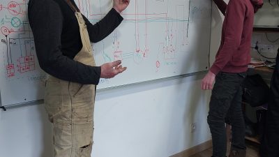 Compréhension d'un système électrique d'une moto pendant le stage avec Samuel Do