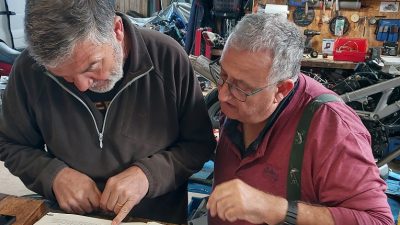 Stagiaires en cours d'apprentissage sur l'électronique d'une moto pendant le stage