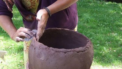 Confection de poterie pendant le stage de céramique africaine en Occitanie