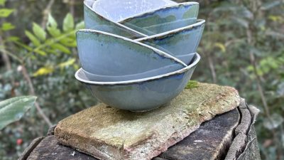 Pile de bols pendant le stage de modelage céramique et tournage du grès vers Carcassonne