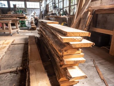 Planches brutes au cours de la formation ébénisterie avec un ébéniste vers Angoulême en Charente, Nouvelle Aquitaine