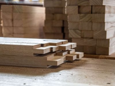 Planches rabotées au cours de la formation ébénisterie avec un ébéniste vers Angoulême en Charente, Nouvelle Aquitaine