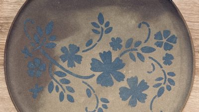 Plat de service fait au pochoir le stage de modelage céramique et tournage du grès vers Carcassonne