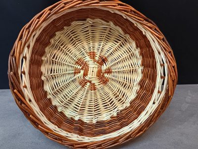 Plat en vannerie pendant la formation vannier dans le Grand Est