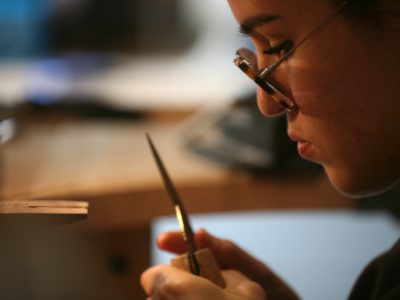 Stagiaire et polissage pendant la formation bijouterie avec un bijoutier dans les Pyrénées vers Tarbes