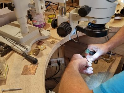 Polissage pendant la formation bijouterie avec un bijoutier dans les Pyrénées