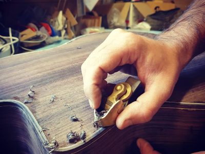 Polissage d'une guitare pendant la formation lutherie vers Toulouse
