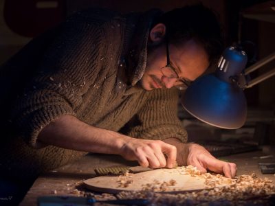 Polissage avec un luthier pendant la formation vers Toulouse