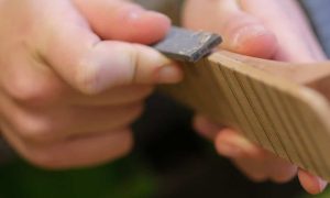 Ponçage de manche pendant la formation luthier entre Dijon et Besançon