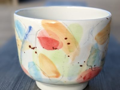 Porcelaine faite pendant une formation céramique, décoration et poterie par Sophie, céramiste