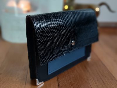 Portefeuille en cuir pendant la formation maroquinerie avec un maroquinier à Cholet