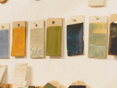 Céramiques colorées pendant la formation céramique dans les Pyrénées Atlantiques (64)