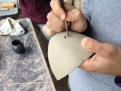 décoration et pose pendant la formation céramique dans le Gard