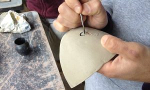 décoration et pose pendant la formation céramique dans le Gard