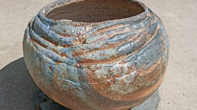 Pot terminé pendant le stage de poterie africaine avec une céramiste