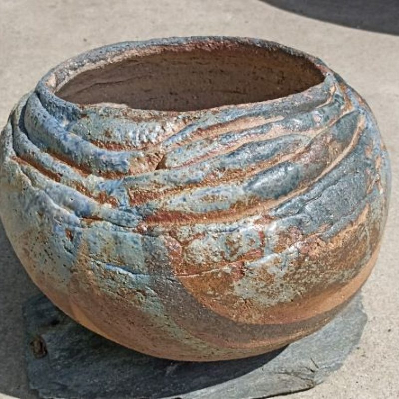 Pot terminé pendant le stage de poterie africaine avec une céramiste