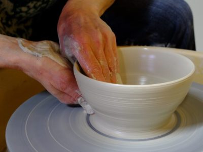 Geste du tournage céramique pendant la formation céramiste et poterie vers Montpellier