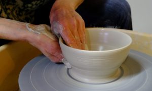 Geste du tournage céramique pendant la formation céramiste et poterie vers Montpellier