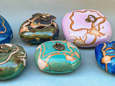 Poteries de Jocelyne pendant la formation céramique en Gironde