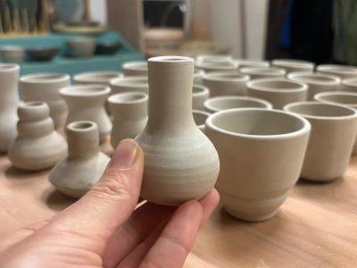 Poteries en cours pendant la formation céramique à Toulon région PACA