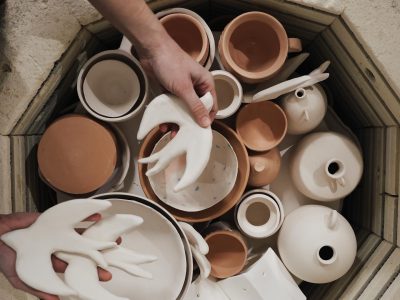 Poteries dans le four pendant la formation céramique à Bordeaux
