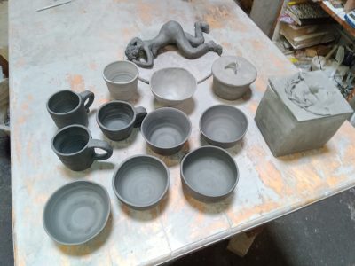 Poteries pendant la formation tournage céramique à Bize Minervois vers Narbonne