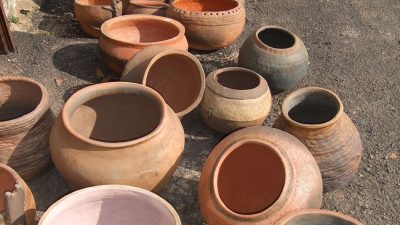 Pots africains pendant le stage de poterie et céramique africaine