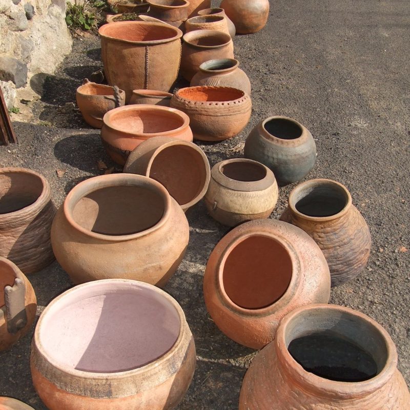 Pots africains pendant le stage de poterie et céramique africaine