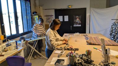 Pratique pendant le stage de couture de pantalon