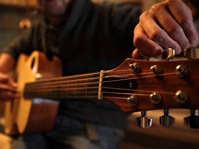 Réglage d'une guitare pendant la formation lutherie vers Toulouse