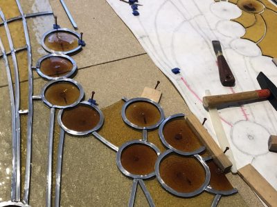 Vitrail en cours de confection pendant la formation vitrailliste à Carcassonne