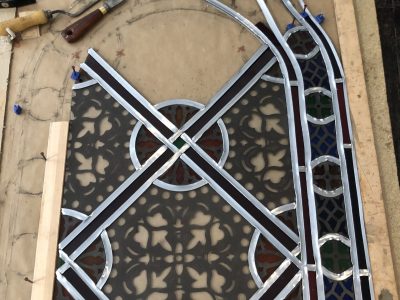 Restauration de vitrail de chapelle par Clémence qui propose une formation vitrailliste à Carcassonne