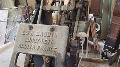 Atelier de sabotier pendant le stage