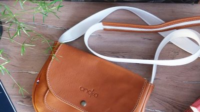 Sac camel fait pendant l'atelier de maroquinerie à Cholet