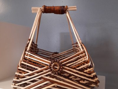 Petit sac fantaisie en vannerie d'osier fait par Roselyne qui propose une formation entre Dijon et Mâcon