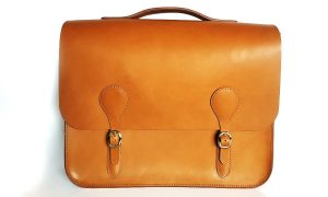 Sac Kira en cuir pendant la formation maroquinerie à Marseille