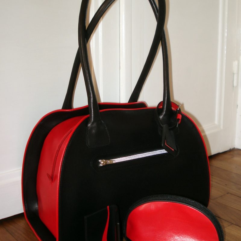 Sac noir et rouge fait dans un atelier de maroquinière à Cholet