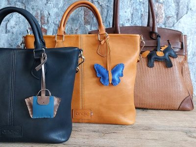 Sacs en cuir pendant la formation maroquinerie avec un maroquinier en Maine et Loire