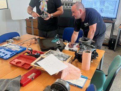 Salle de classe pendant la formation mécanique moto en Provence