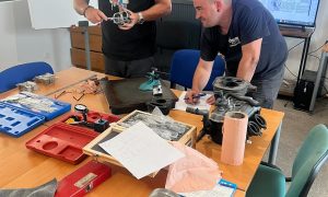 Salle de classe pendant la formation mécanique moto en Provence