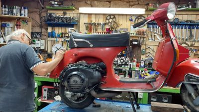 Scooter pendant la formation ou stage mécanique moto