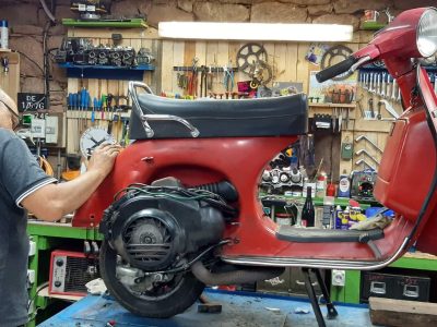 Scooter pendant la formation ou stage mécanique moto