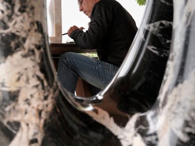 David, sculpteur pendant la formation tailleur de pierre vers Toulouse en Occitanie