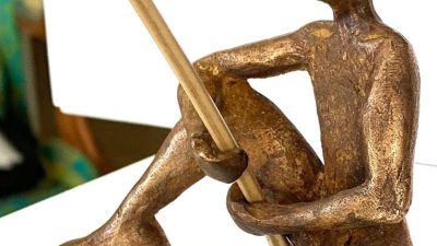 Sculpture en bronze faite pendant le stage ou la formation fonderie d'art dans l'atelier d'un fondeur
