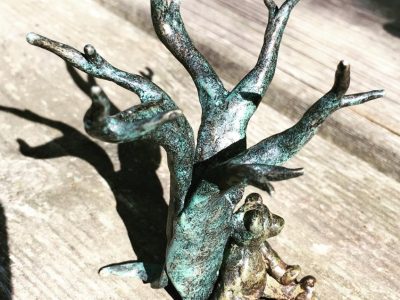 Sculpture en bronze faite pendant le stage ou la formation fonderie d'art dans l'atelier d'un fondeur