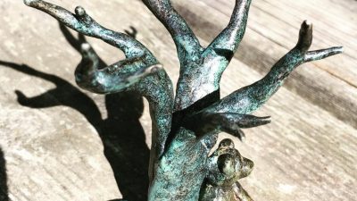Sculpture en bronze faite pendant le stage ou la formation fonderie d'art dans l'atelier d'un fondeur