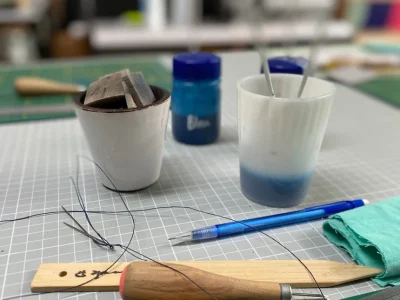 Outils pendant la formation sellier maroquinier vers Paris