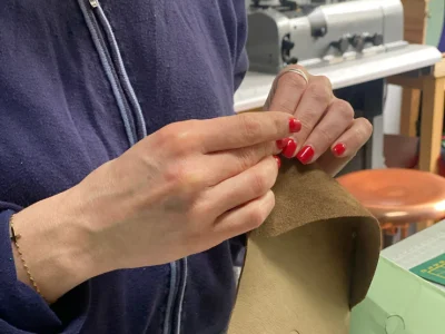 Geste pendant la formation sellier maroquinier vers Paris en Ile-de-France
