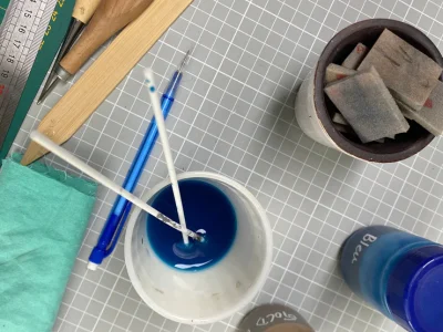 Outils pendant la formation sellier maroquinier vers Paris en Ile-de-France