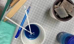 Outils pendant la formation sellier maroquinier vers Paris en Ile-de-France